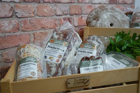 Ilustracija kmečkega praznika kolin z različnimi mesnimi izdelki