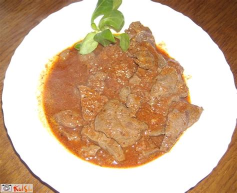 Priprava jedi iz drobovine, kot so jetrca in srčki v omaki