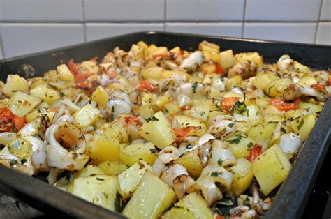 Lignji s krompirjem in zelenjavo v pekaču pred peko