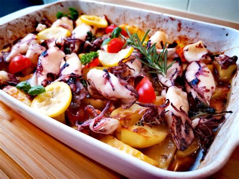 Pekač z zapečenimi lignji in krompirjem, pripravljen za postrežbo