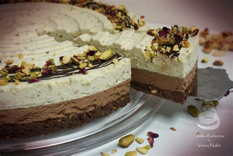 Bela čokolada in pistacije