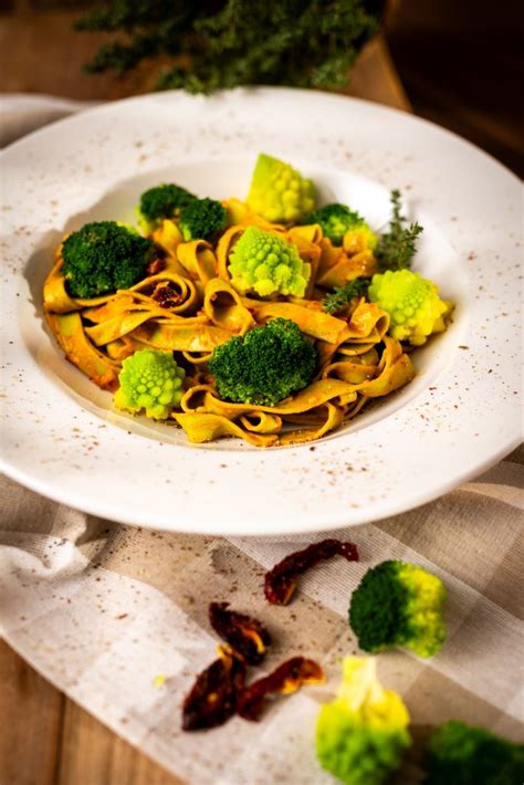 različne vrste zelenjave, vključno z brokolijem in cvetačo, pripravljene za kuhanje