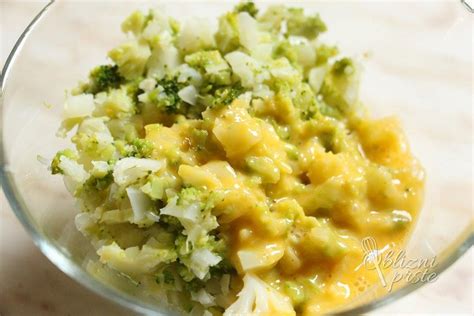 razkošna pečena jed iz cvetače in brokolija, obogatena s sirom