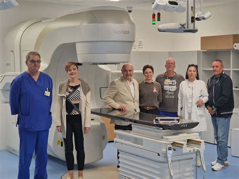 Tematsko foto: Ročni pregled testa v kruhomatu