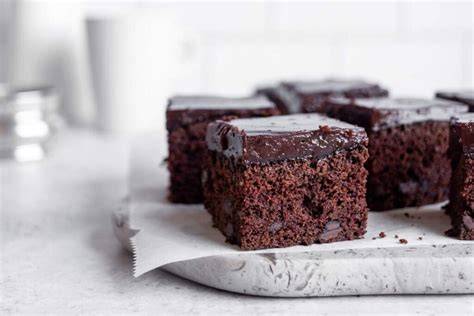 razrezane čokoladne kocke brez jajc s prelivom