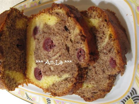 prerezani marmorni kolač z višnjami, ki razkriva značilni vzorec