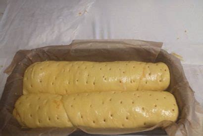 surovo marmorno testo v pekaču pred peko