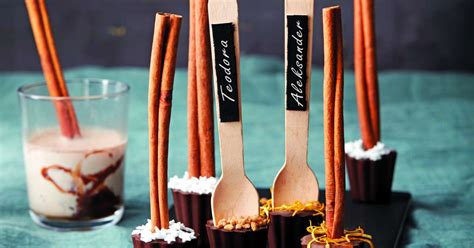 Tematska fotografija hrustljavih corn dogsov na palčki