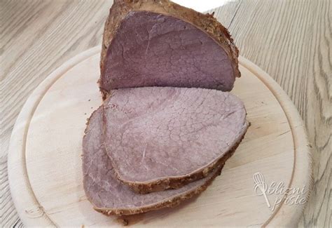 Fotografija: Narezana pljučna pečenka na servirnem pladnju
