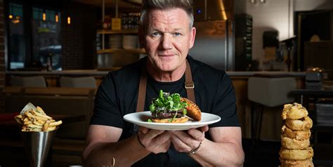 Tematično foto: Gordon Ramsay pripravlja ocvrt piščanec