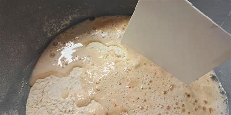 priprava testa za kruh v skledi s kuhalnico