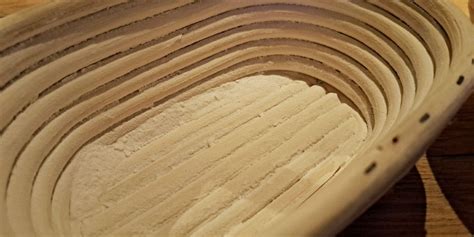 krogla vzhajanega testa za kruh na papirju za peko