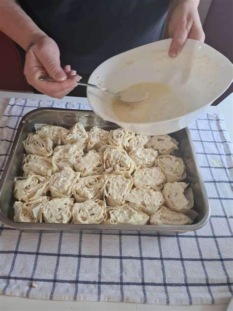 Prikaz vlečenega testa na prtu (tanko razvaljano testo)