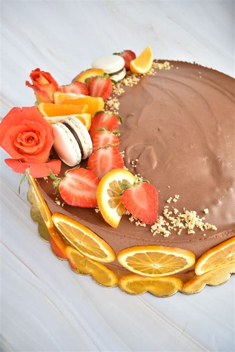 okrašena pomarančna torta brez moke