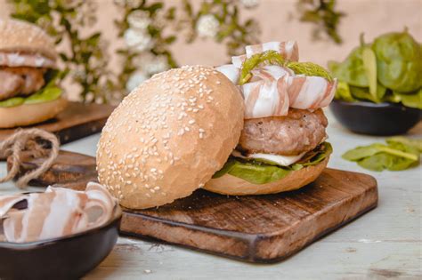 Tematska fotografija slastnega hamburgerja s hrustljavim krompirčkom