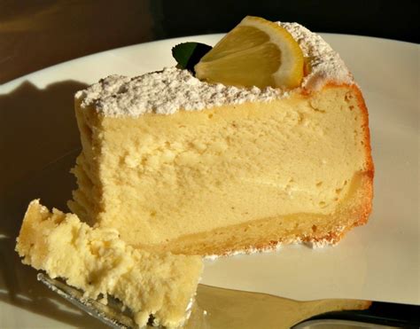 Fotografija: bogata skutina torta s piškotno podlago in karameliziranimi limonami