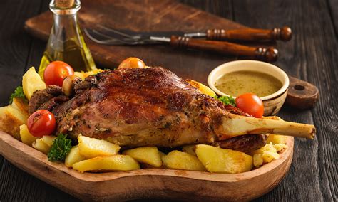 pečena jagnjetina s krompirjem in zelenjavo v saču