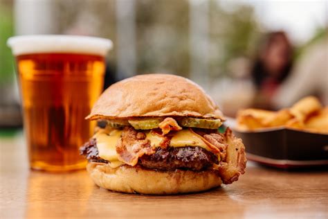 različni burgerji iz ponudbe Hood Burger