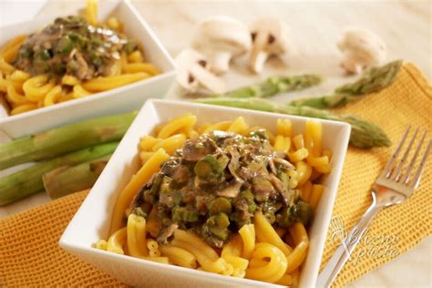 veganska omaka s šparglji in kvinojo