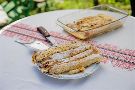 slika jabolčnega zavitka s skuto in limono, prerezana rezina