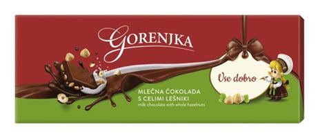 fotografija Ferrero tortic, razrezanih na kockice, s celimi lešniki