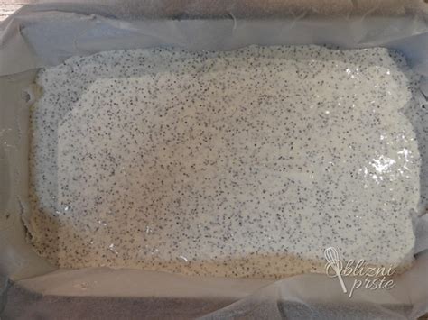 Biskvit ohlajen na rešetki, pokrit s folijo