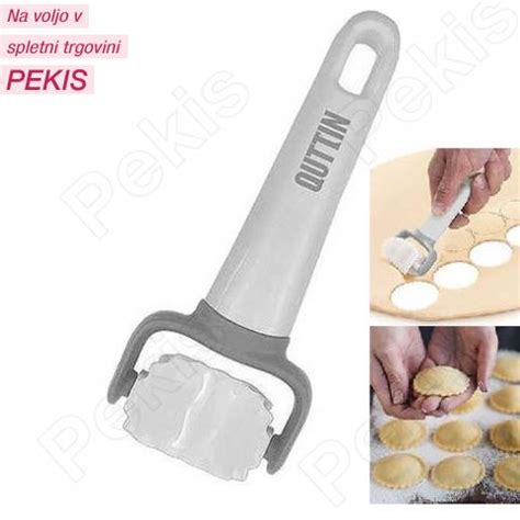 Prikaz rezanja biskvita z dolgim nazobčanim nožem na vrtljivem podstavku