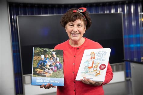 Emilija Pavlič med pripravo hrane