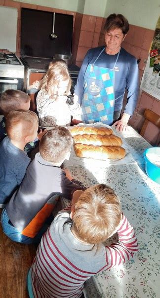 Otrok pomaga pri pripravi kruha