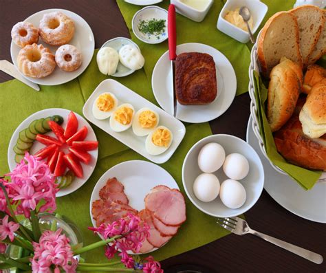 praznično obložena miza za velikonočni zajtrk s tradicionalnimi jedmi