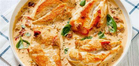 Sestavine za piščanca v kremni omaki: piščančji file, čebula, česen, paprika, sušeni paradižniki, smetana, parmezan, začimbe