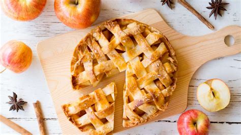 Tematsko foto: Sveže pečena jabolčna pita z jabolki Granny Smith in kardamomom