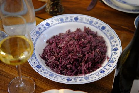 Ilustracija praznične mize z tradicionalno martinovo pojedjo, ki vključuje rdeče zelje.