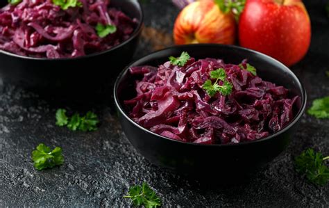 Prikaz pravilnega rezanja rdečega zelja na tanke trakove.