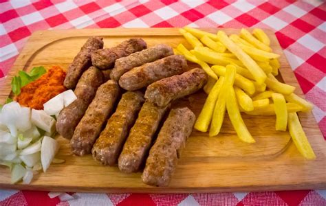 Tematska fotografija svežih, nepečenih čevapčičev