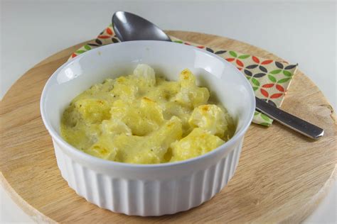 Sestavine za gratinirano cvetačo: cvetača, krompir, jajca, smetana, sir, začimbe.