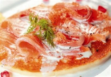 Tradicionalni ruski blini s kaviarjem in kislo smetano
