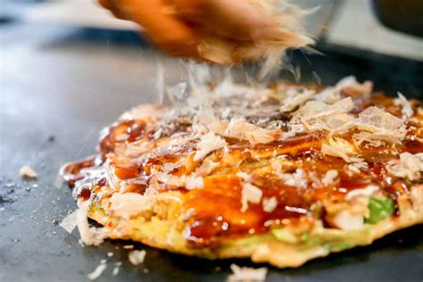 Okonomiyaki v stilu Kansai, pečen na teppanu