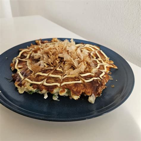 Okonomiyaki v stilu Hirošime s plastmi sestavin