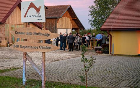 Zgodovinska fotografija Hiše kulinarike Jezeršek ob otvoritvi
