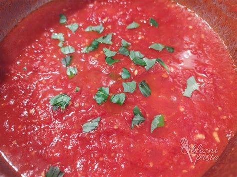 gosta paradižnikova omaka v loncu