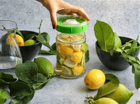 Tematsko fotografijo sadja v sodu za fermentacijo