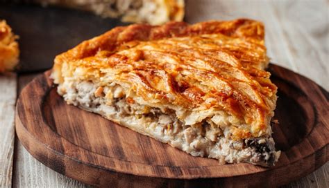 pita z nadevom pred dodajanjem zgornje mreže