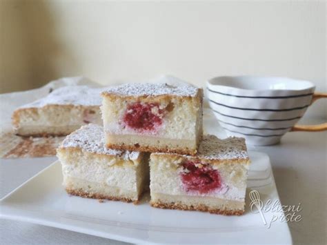 biskvitna pita s smetano in svežimi jagodami
