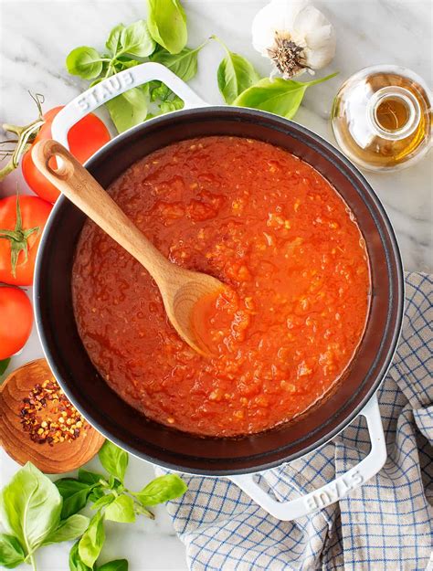 Infographic of how to prepare tomato sauce from scratch