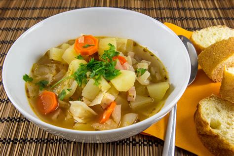 Zeljna juha z dodatki - pisane paprike, špinača, gobe