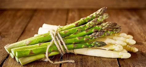 Ilustracija zelenih in belih špargljev