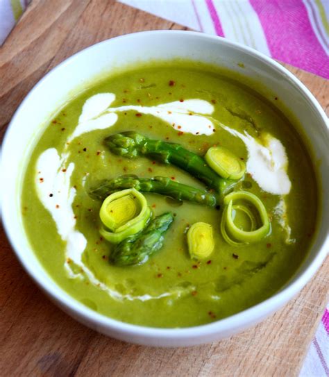 Krožnik s špargljevo juho, okrašena s peteršiljem in vršički