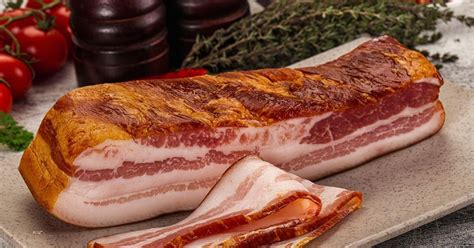 Slanina in čebula se pražita v ponvi