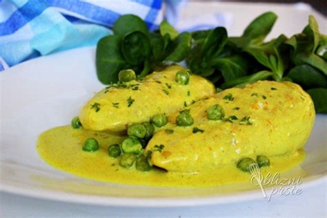 Tematska fotografija: piščanec v curry omaki, postrežen z rižem in svežimi zelišči